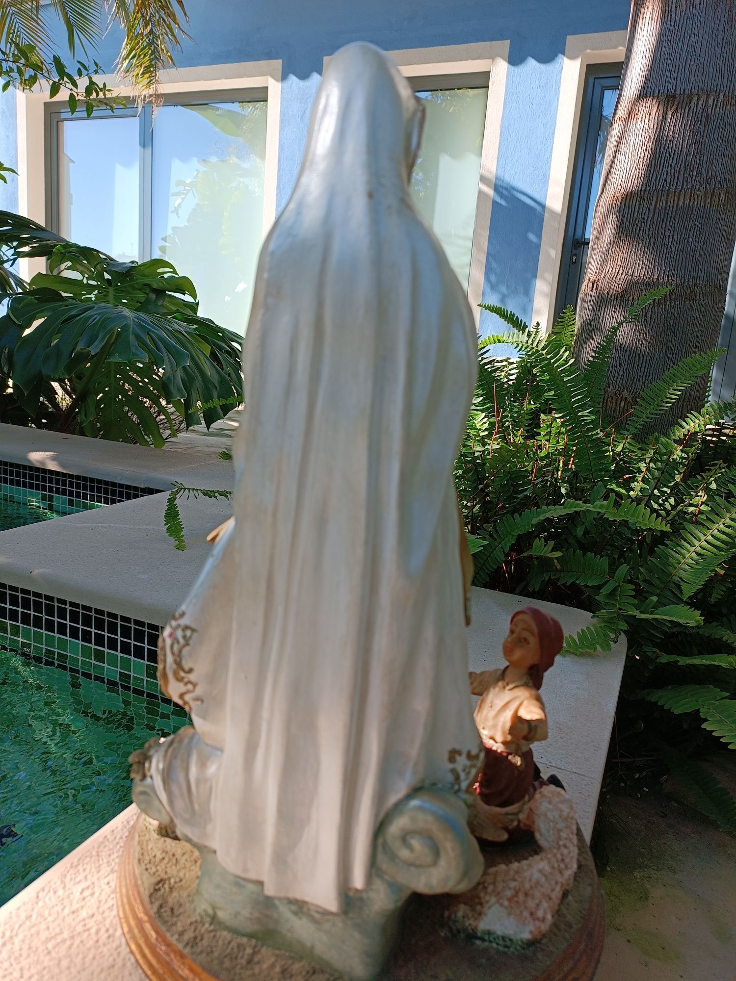 Imagem de Nossa Senhora de Fátima com fio bordado a ouro