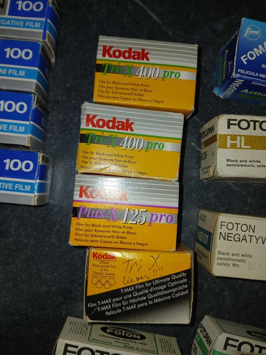 Filmy, klisze czarnobiałe, przeterminowane, format 135 i 120, 61 sztuk