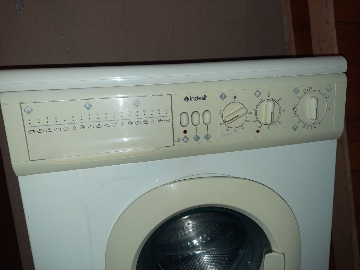 Пральна-сушильна машина indesit wdn 2296 xwu