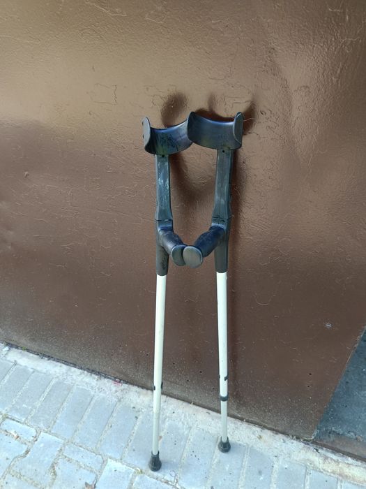 Kule ortopedyczne dostępne różne kolory regulacja wysokości 145-195 cm