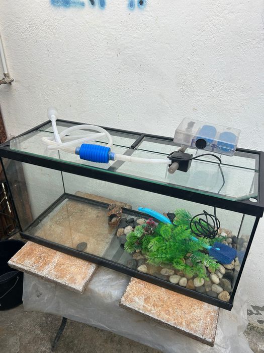 Aquário grande com equipamentos