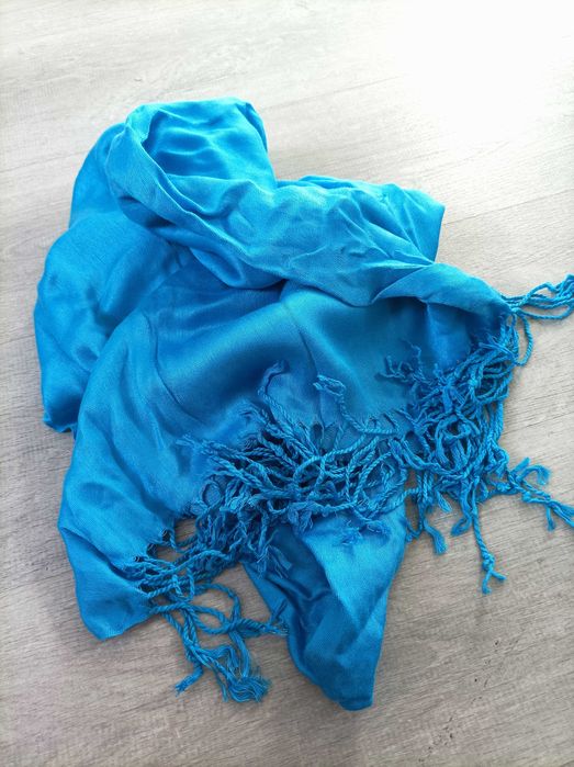 Niebieski szal z frędzlami