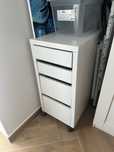 Biała szafka na kółkach IKEA