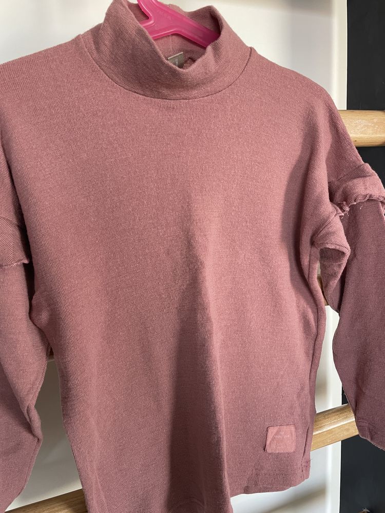 Wełniany sweterek z falbankami Dilling 134 140 różowy półgolf merino