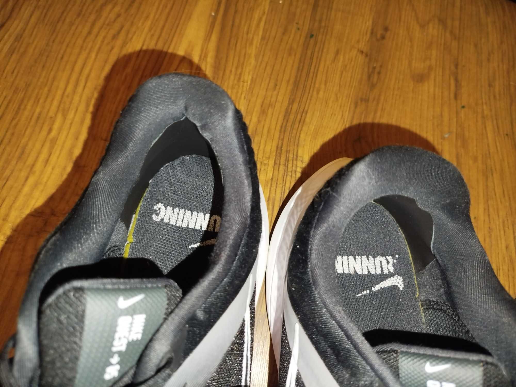 Чоловічі кросівки для бігу Nike Quest 5