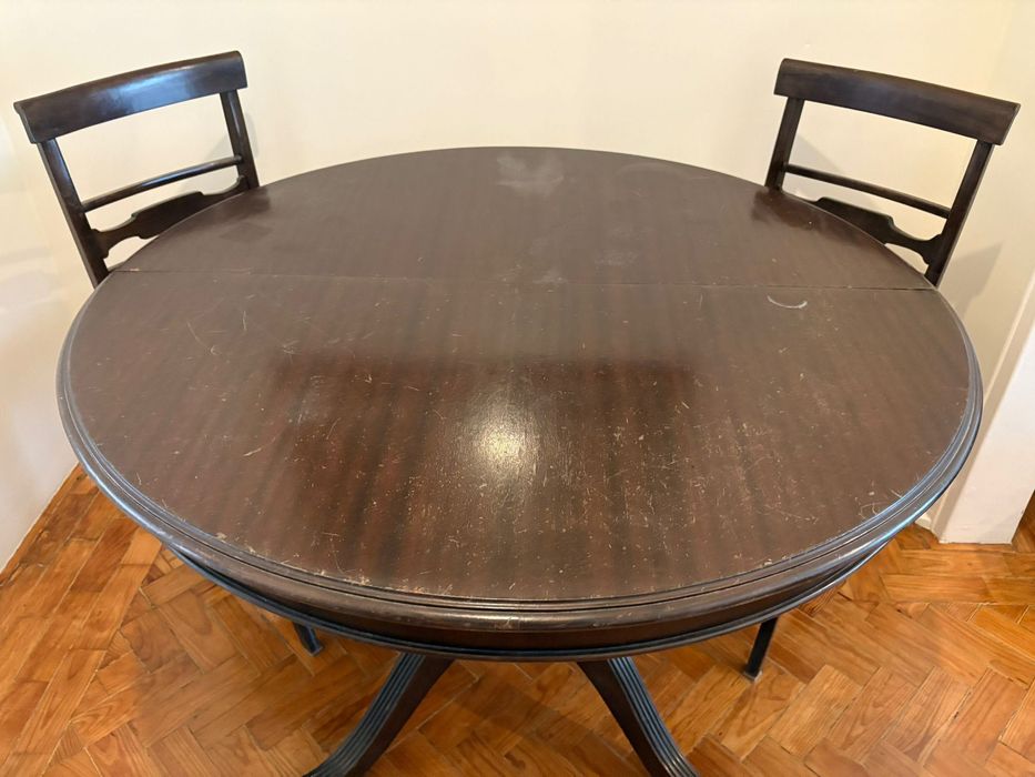 Mesa de jantar e cadeiras antigas