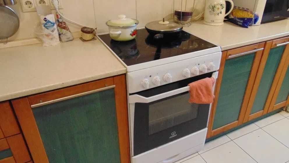 Здається кімната для дівчини, у великій 3-кімнатній квартирі.