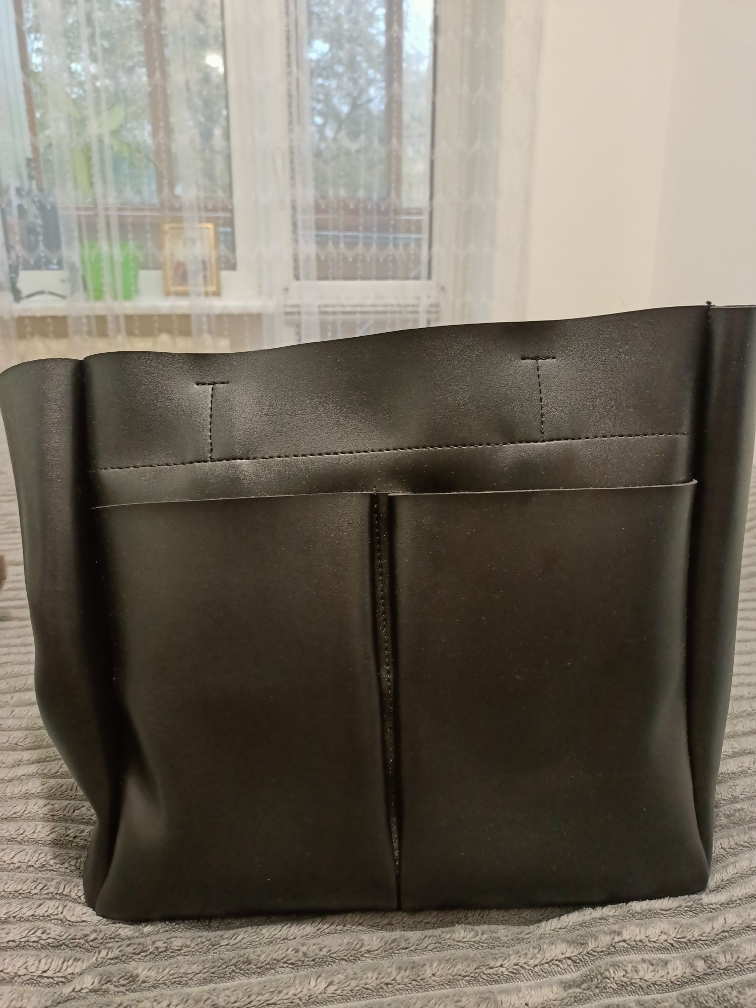 Чорна вмістка сумка із екошкіри