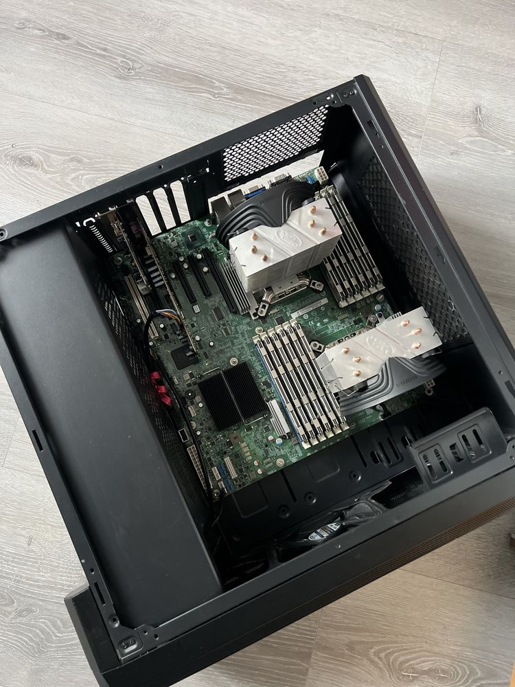 Материнська серверна плата в робстані з двома процесорами xeon x5670