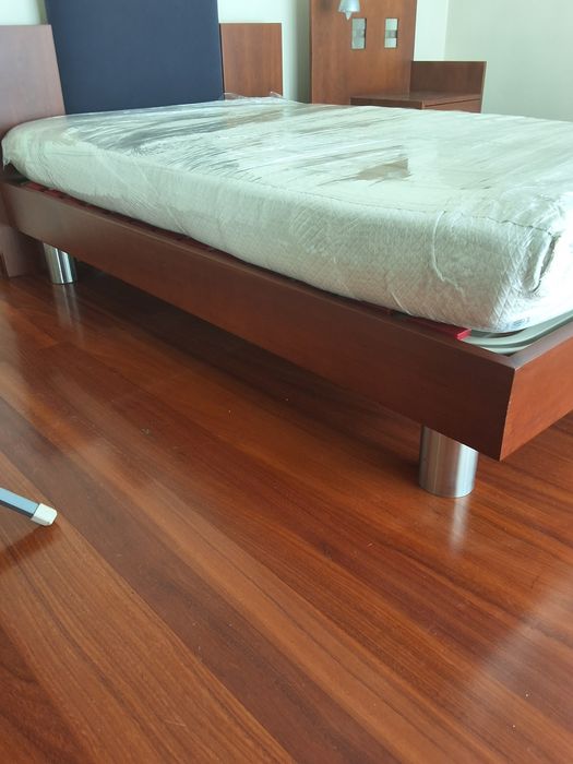 Cama de solteiro com estrado articulado.