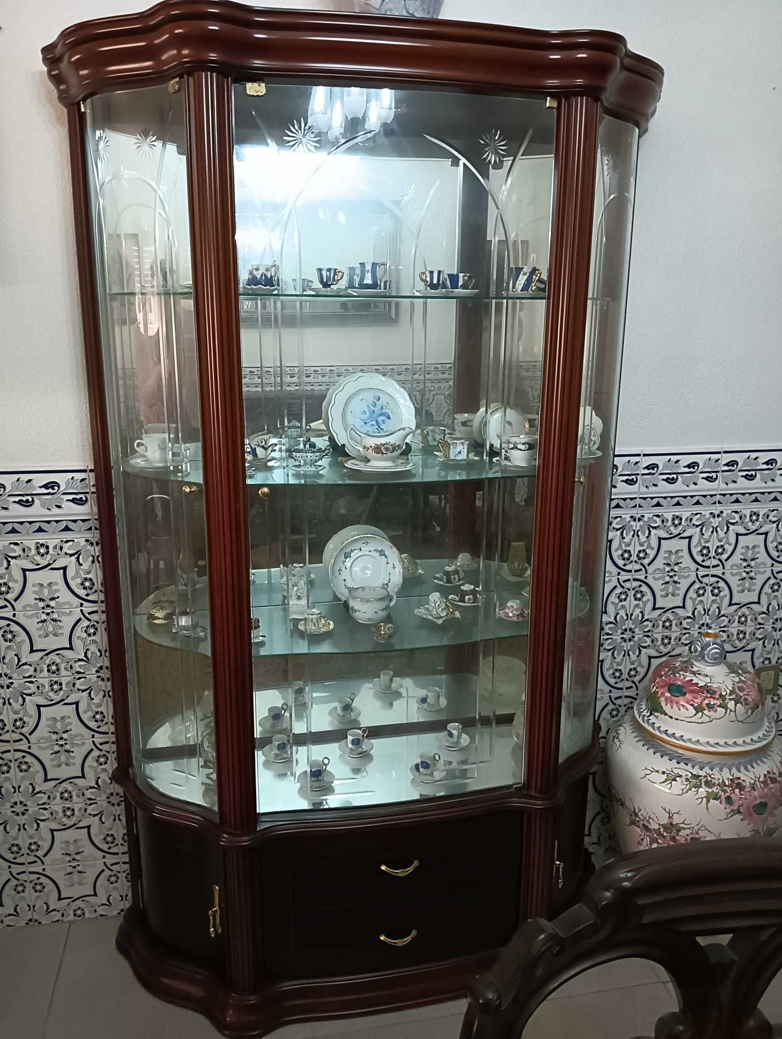 Cristaleira em Bom Estado