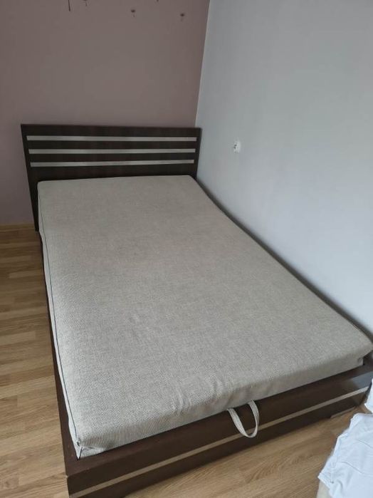 Łóżko dwuosobowe z pojemnikiem na pościel