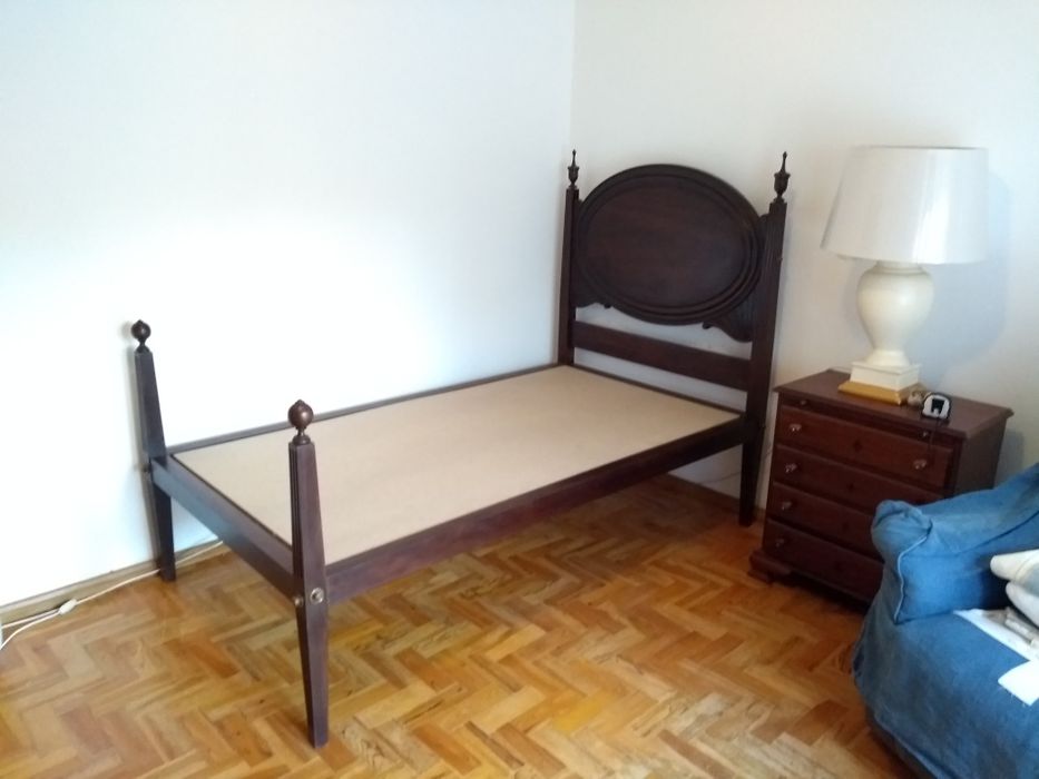 Vende-se uma cama solteiro legítima D. Maria (opção com colchão)
