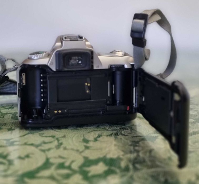 Vendo máquina fotográfica Nikon F55D de rolo, com saco de transporte.