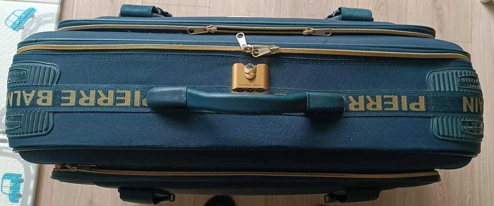 Duża walizka francuskiego projektanta Pierre Balmain