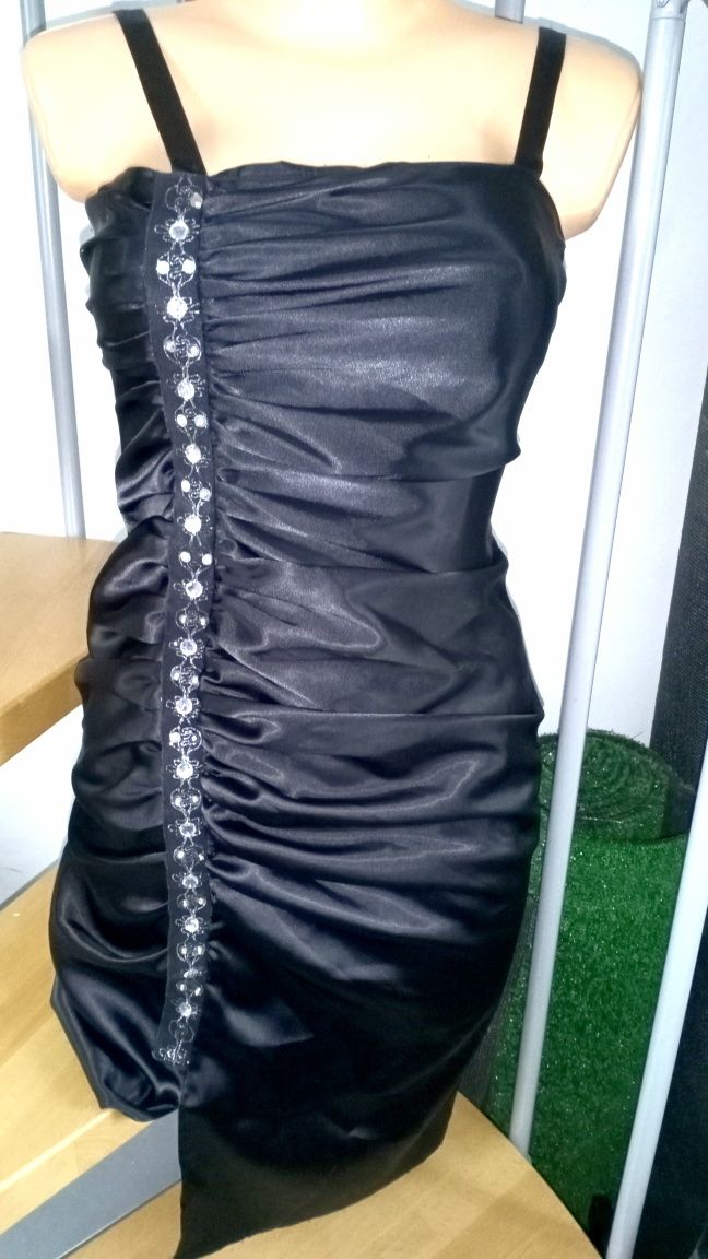 Sukienka na ramiączkach czarna błyszcząca marszczona srebrna aplikacja