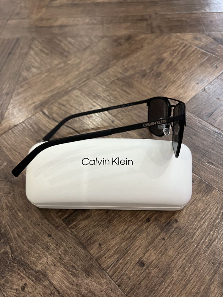Чоловічі нові чорні матові сонцезахисні окуляри Calvin Klein