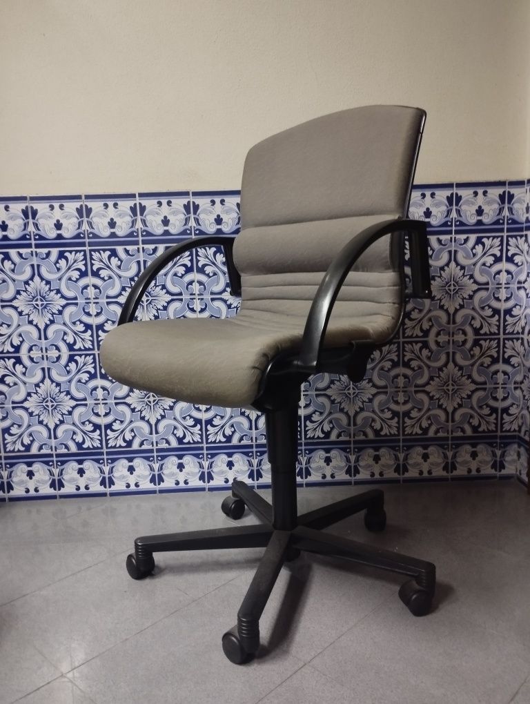 Cadeira de escritório cinza
