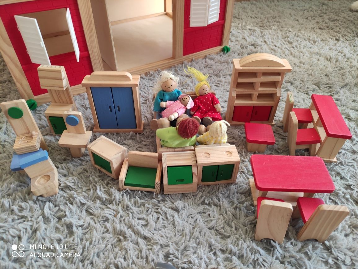 Domek drewniany z zabawkami