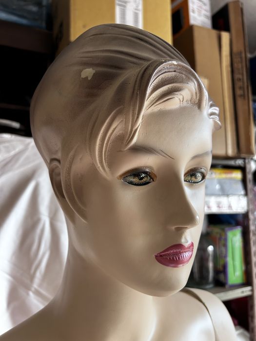 3 manequins femininos de corpo inteiro com base de vidro