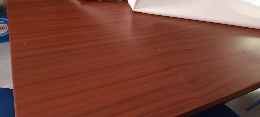 Mesa de madeira maciça (2.50 x 1.20) com lugar para até 10 pessoas