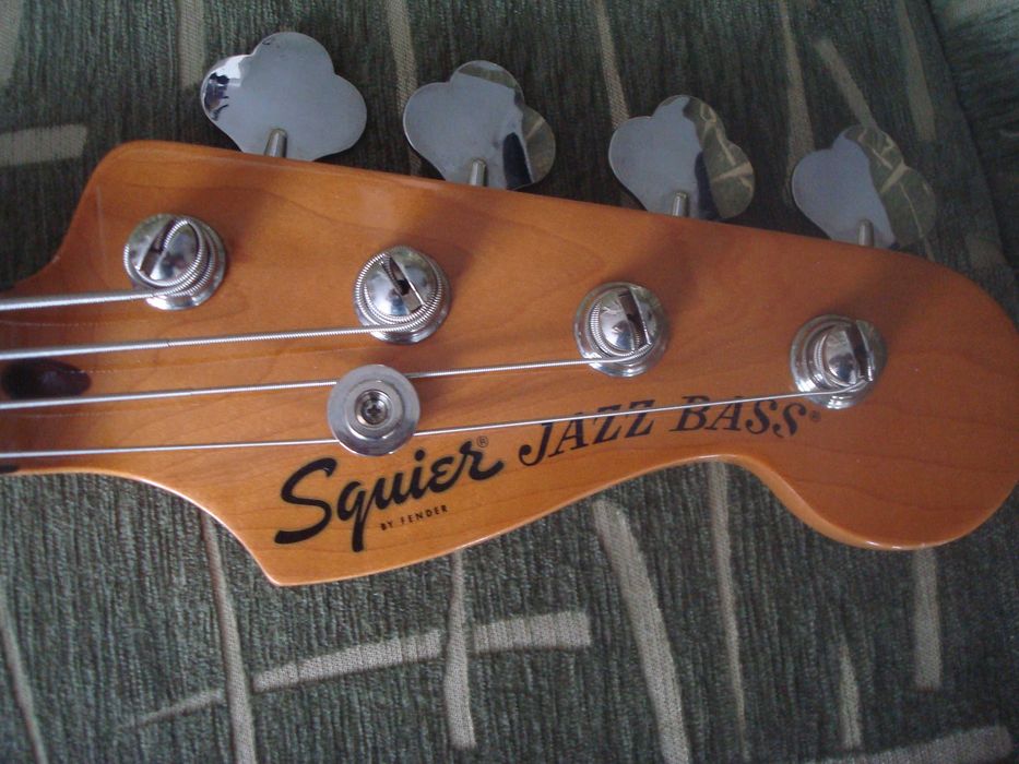 Продам бас гитару с комбоусителем