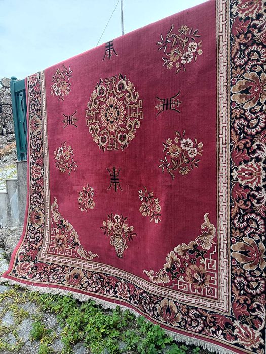 Tapete oriental chinês clássico – tons vermelho vinho