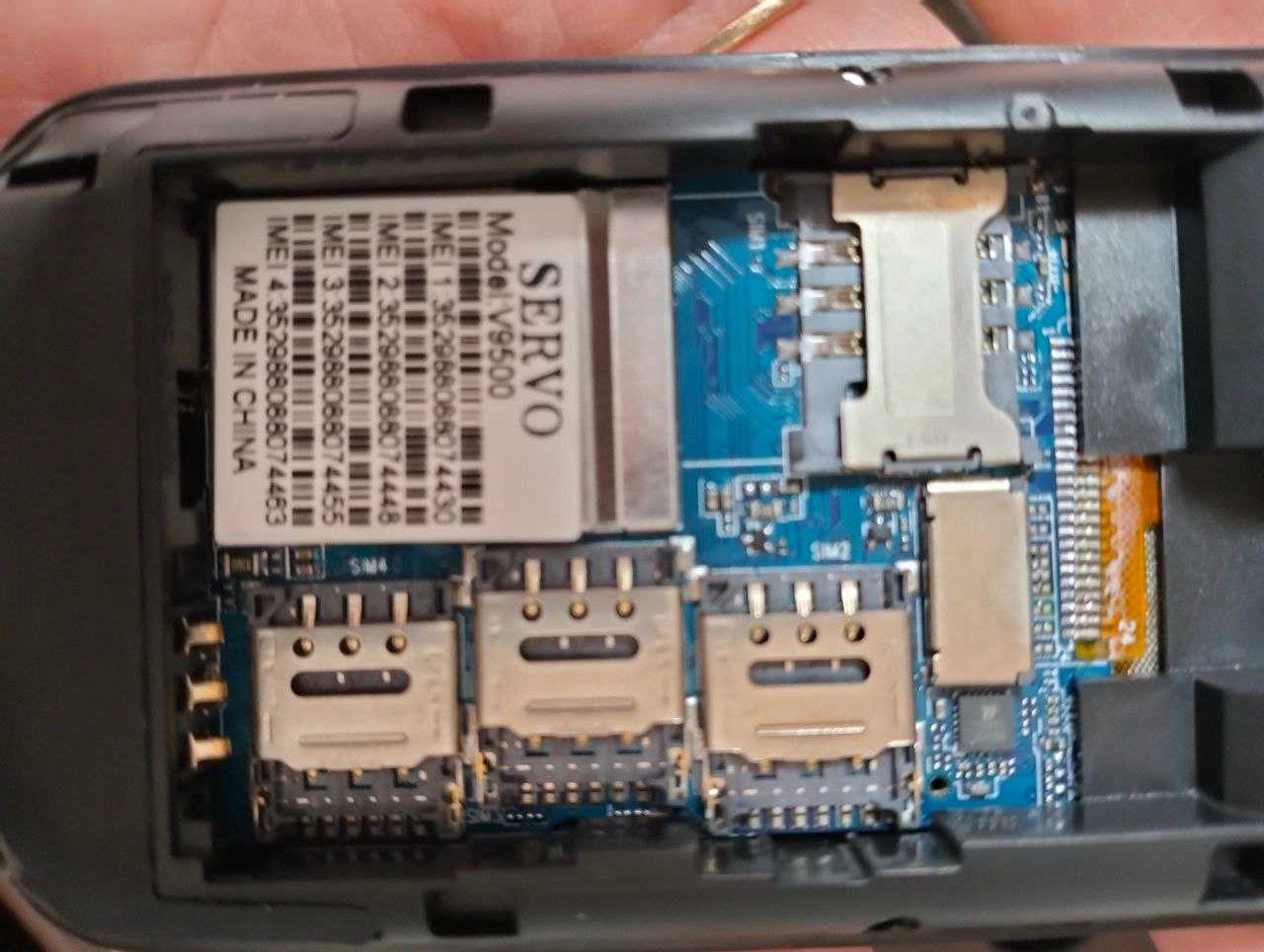 Телефон кнопковий з великим дисплеєм на 4 sim, Servo V9500 black.