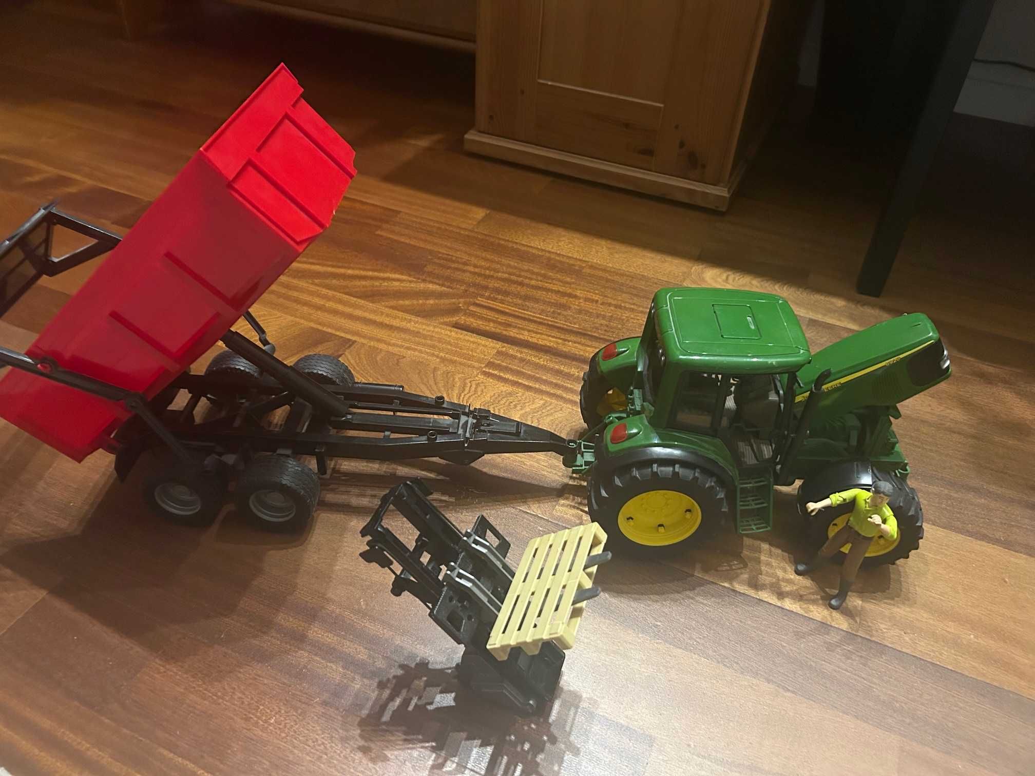 Zestaw Bruder: John Deer + 2 przyczepy  + podnośnik + figurka