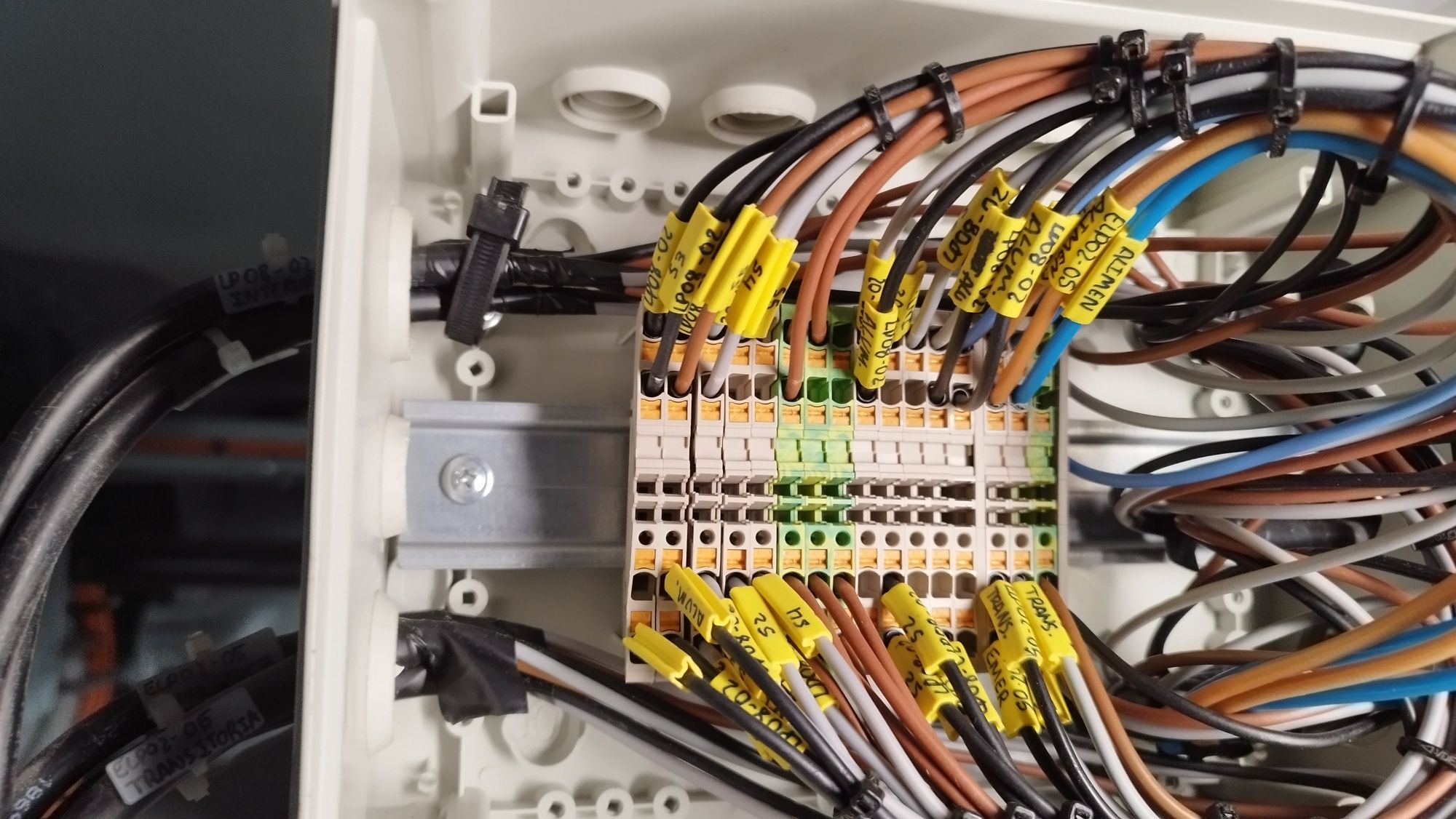 Eletricista Amigo do Lar, serviços elétricos,instalações e manutenções