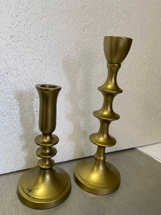 Zestaw złotych świeczników dekoracyjnych