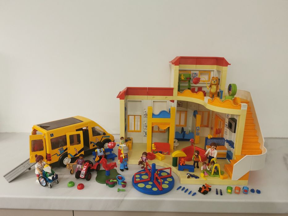 Playmobil szkoła, przedszkole plus plac zabaw i autobus szkolny