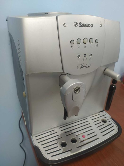 Кофемашина Saeco Incanto SUP 021Y. Работает на зёрнах и меленом кофе