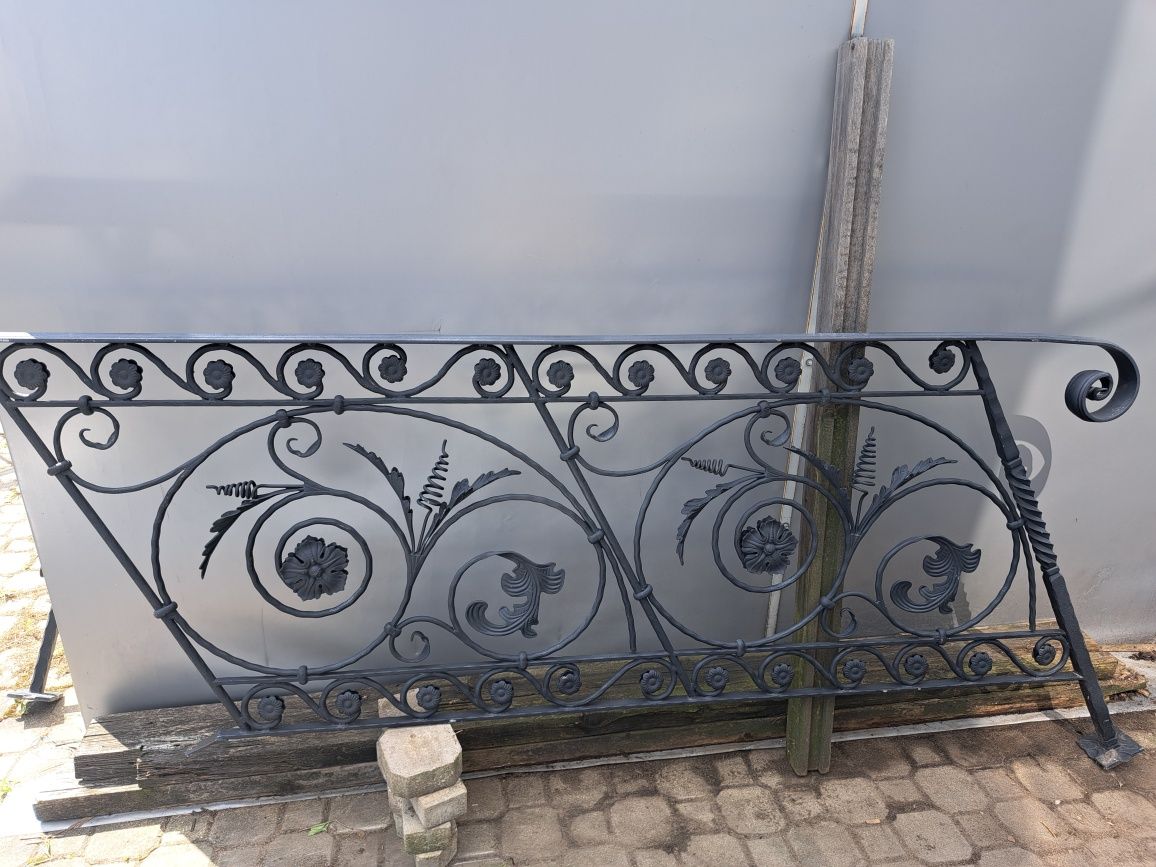 Balustrada schodowa kuta pięknie zdobiona