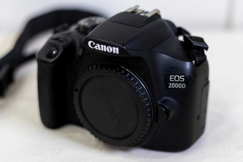 Aparat cyfrowy lustrzanka Canon EOS 2000D body + bateria + ładowarka