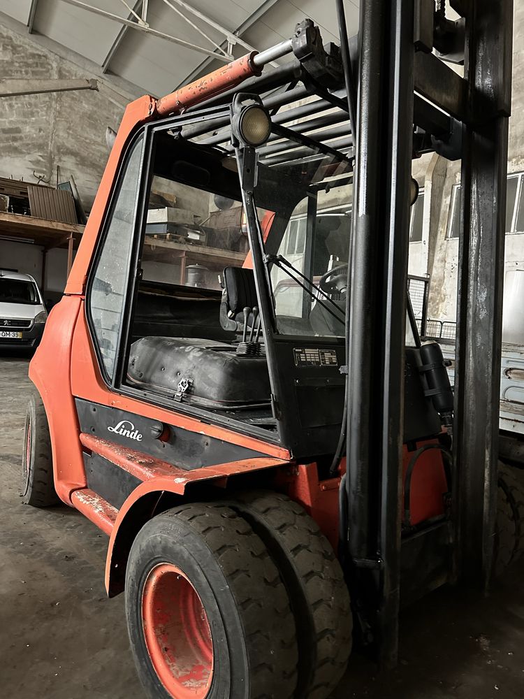 Empilhador linde 5000 kgrs diesel com deslocador e   lateral.  E smi cabinado