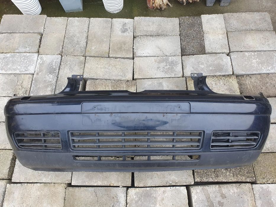 ZDERZAK GOLF IV CZARNY POD SPRYSKIWACZE VW GOLF POSIADAM 2 SZT