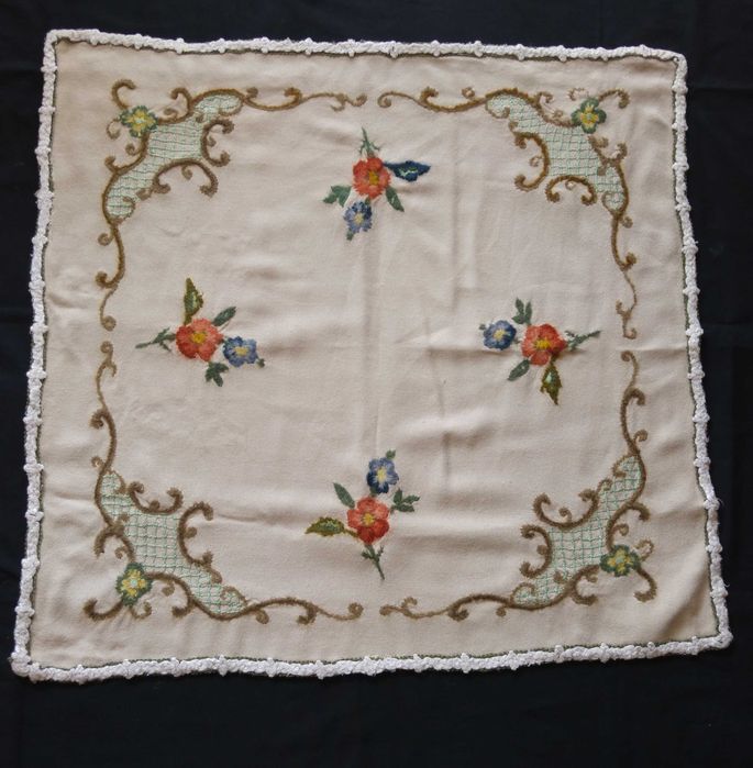 Serweta wełniana haftowana