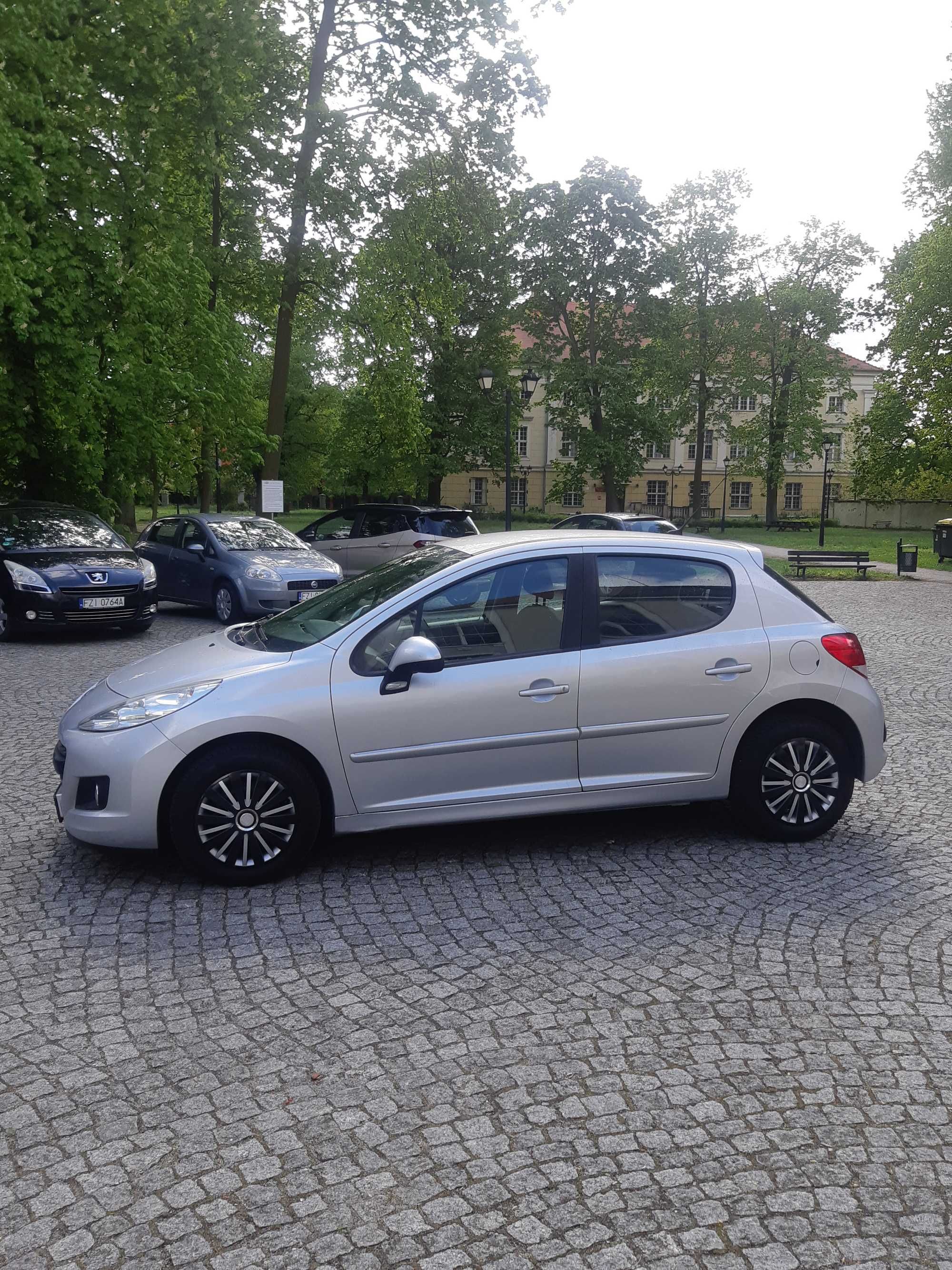 Peugeot 207 1.4 75KM 2010 r mały przebieg możliwe raty !