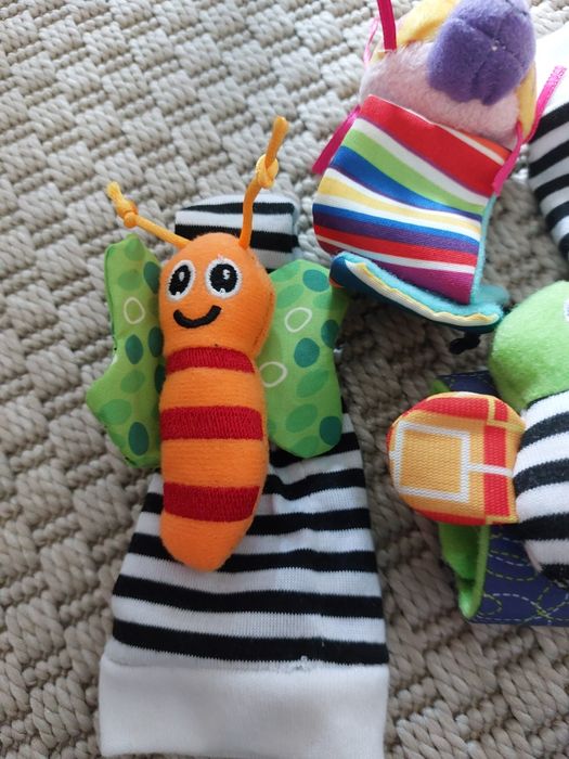 Meias e chocalhos montessori