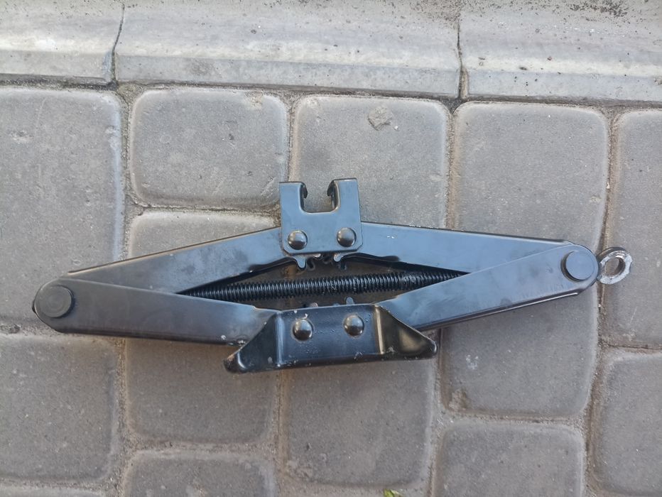 Продам домкрат тойота авенсіс,б/у ,в доброму стані