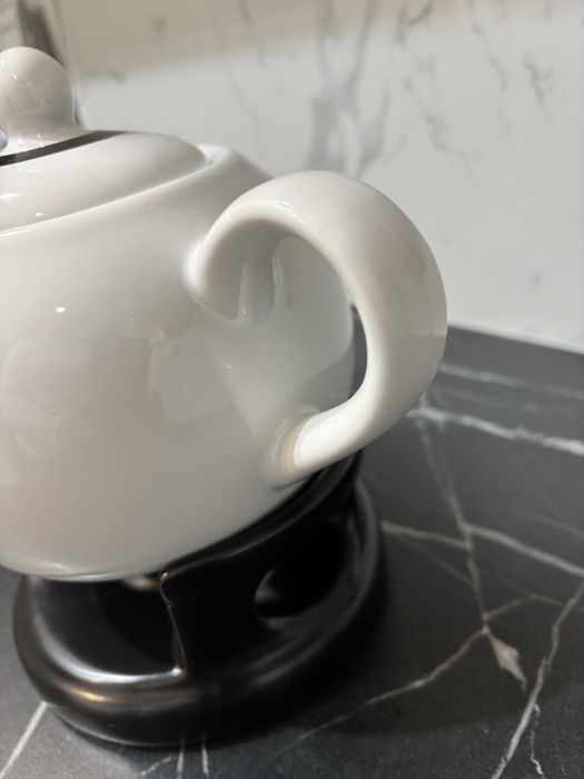 Dzbanek z podgrzewaczem bialy