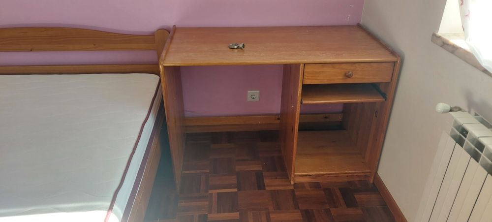 Mobilia de quarto em pinho