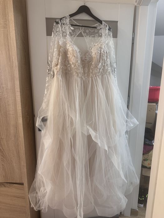 Biała koronkowa sukienka