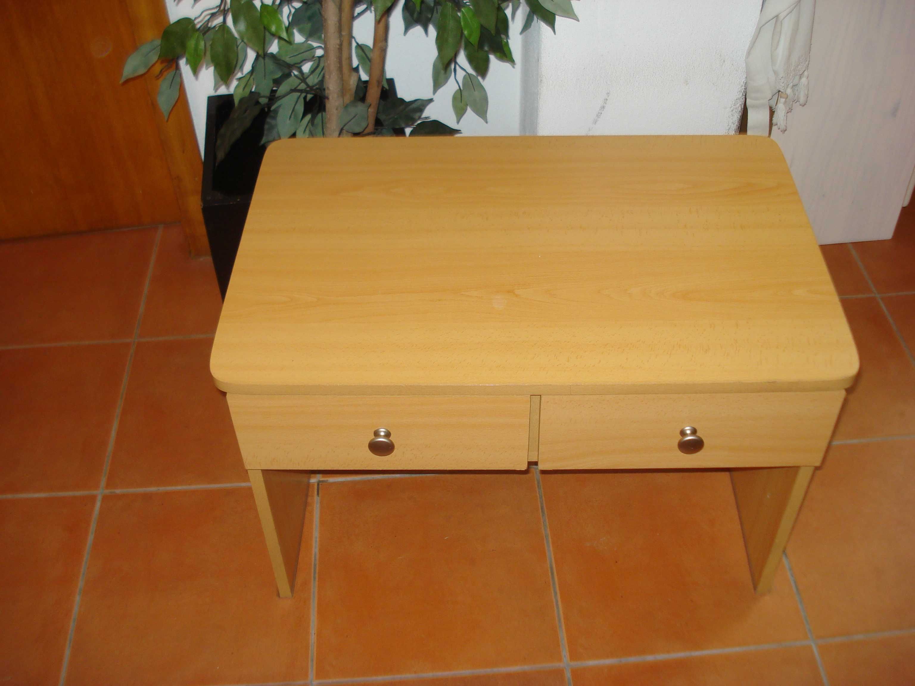Não temos Mbway.Mesa Ikea para LCD., cor faia, com gavetas. como nova