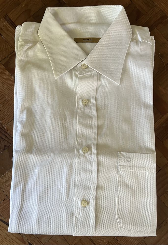 Camisa branca da Carrel