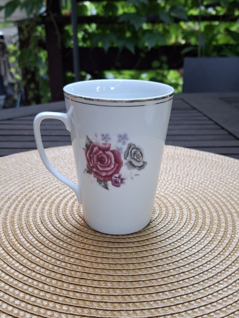 Kubek porcelanowy Wawel z różą.