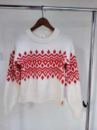 Biały sweter z czerwony wzorem