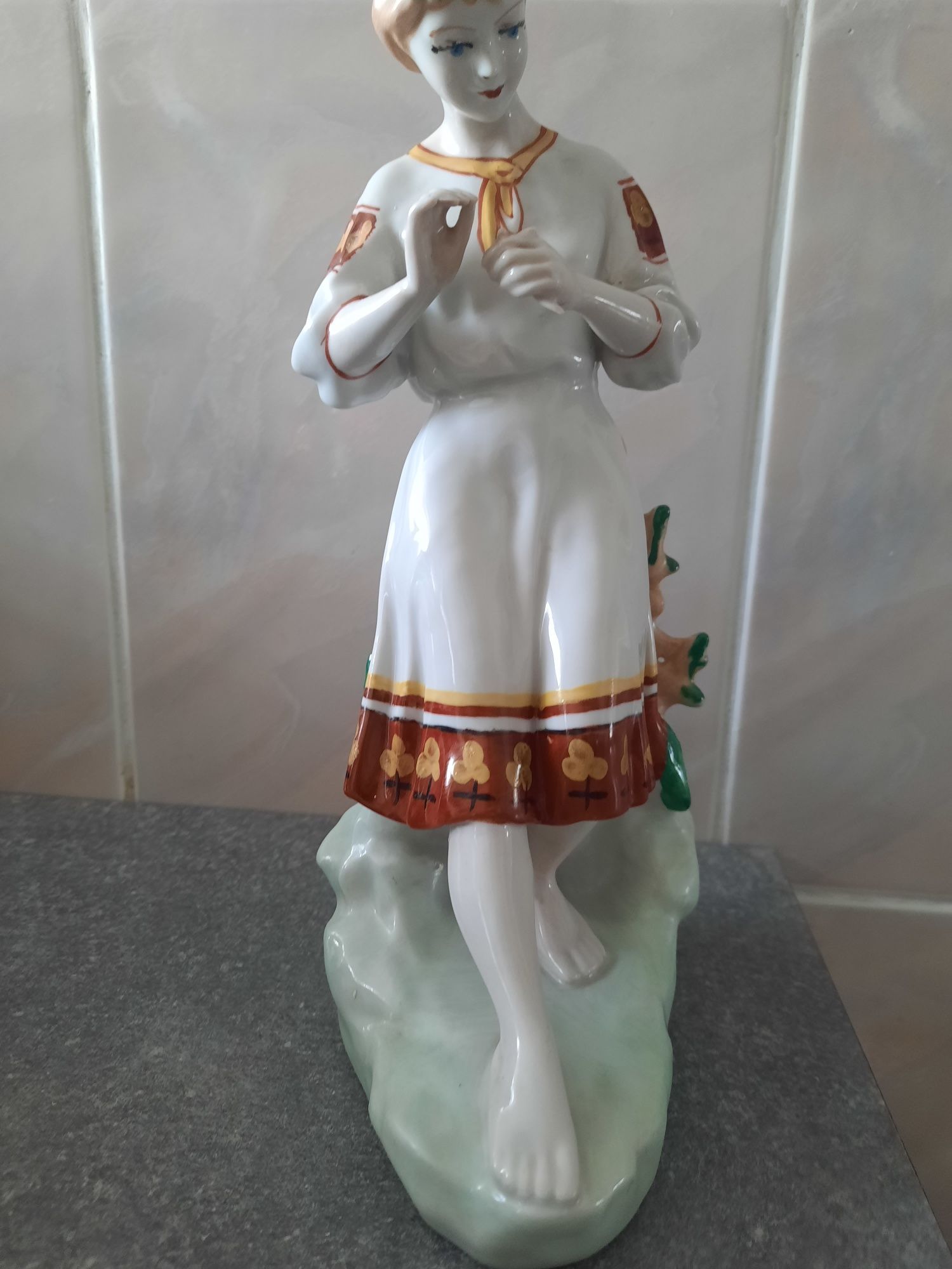 Sprzedam figurkę z porcelany.