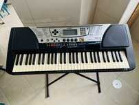 Órgão YAMAHA PSR-340 com suporte.